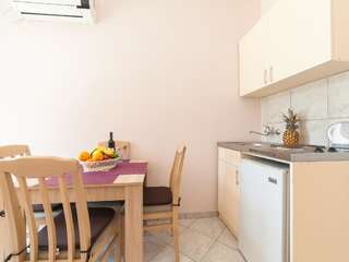 Гостевой дом Apartments Vjera Petrovac Петровац Номер-студио с кроватью размера "king-size" и диван-кроватью-4