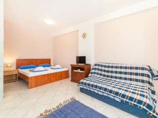 Гостевой дом Apartments Vjera Petrovac Петровац Номер-студио с кроватью размера "king-size" и диван-кроватью-11
